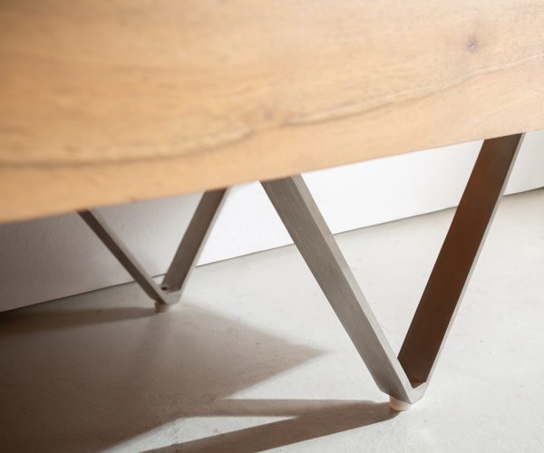 TV stolík Kayu 220 cm prírodná akácia 4 dvierka podstava v tvare V - Image 5