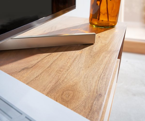 TV stolík Stonegrace 145 cm akácia prírodná 1 priehradka 2 zásuvky kameninová podstava v tvare V - Image 6