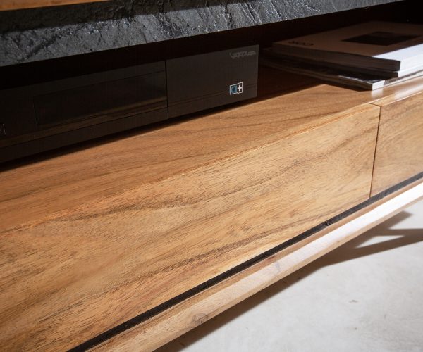 TV stolík Stonegrace 145 cm akácia prírodná 1 priehradka 2 zásuvky kameninová podstava v tvare V - Image 5