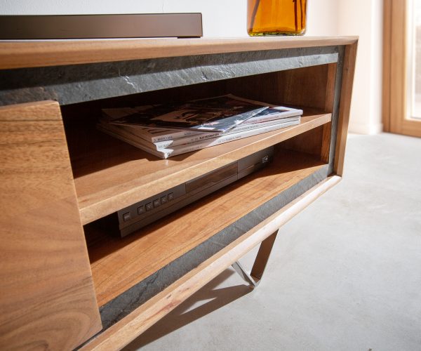 TV stolík Stonegrace 175 cm akácia prírodná 2 dvierka 2 priehradky kameninová podstava v tvare V - Image 4