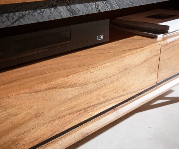 TV stolík Stonegrace 240 cm akácia prírodná 2 dvierka 1 priehradka 2 zásuvky kameninová podstava v tvare V - Image 6