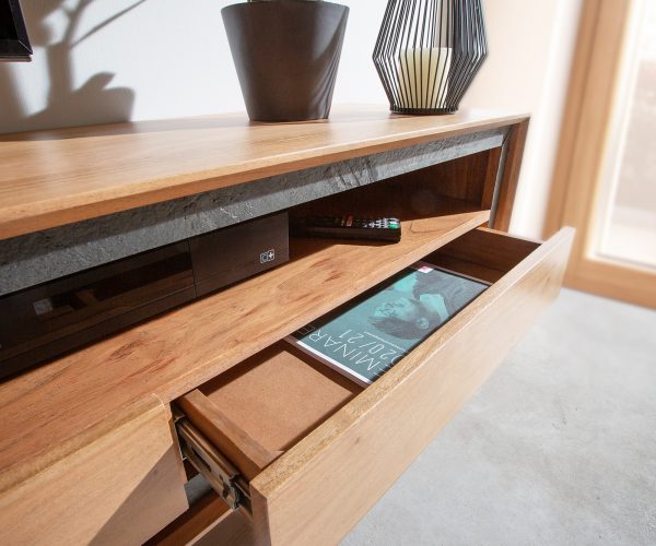 TV stolík Stonegrace 240 cm akáciový prírodný kameň 2 dvierka 1 priehradka 2 zásuvky na zavesenie - Image 4