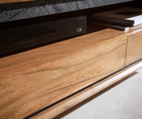 TV stolík Stonegrace 240 cm akácia prírodná 2 dvierka 1 priehradka 2 zásuvky kamenná dyha na zavesenie - Image 6