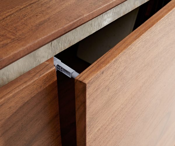 TV stolík Stonegrace 240 cm akáciová hnedá kamenina 2 dvierka 2 zásuvky 1 priehradka na zavesenie - Image 6