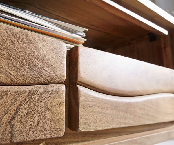 TV stolík Live Edge 146 cm akácia prírodná 3 zásuvky 1 priehradka - Image 6