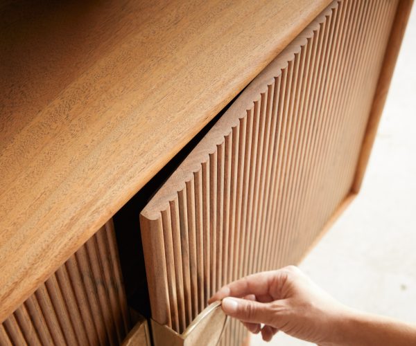 TV stolík Surimu 200 cm akácia svetlohnedá 4 dvierka korkové držadlo drevená podstava - Image 6