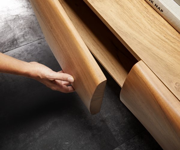 TV stolík Nový 145 cm prírodná akácia 3 dvierka na zavesenie - Image 6