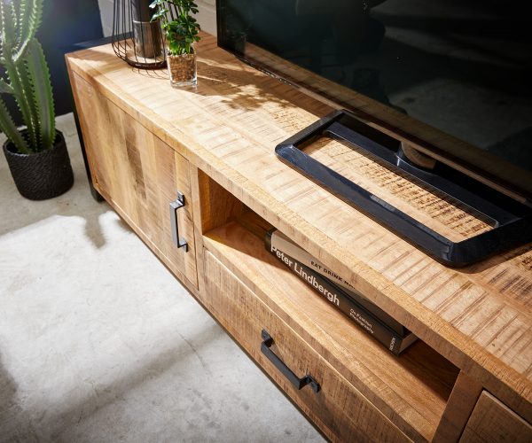TV stolík Crompton 200 cm prírodný mangový 2 dvierka 1 zásuvka 1 priehradka kovová čierna - Image 5
