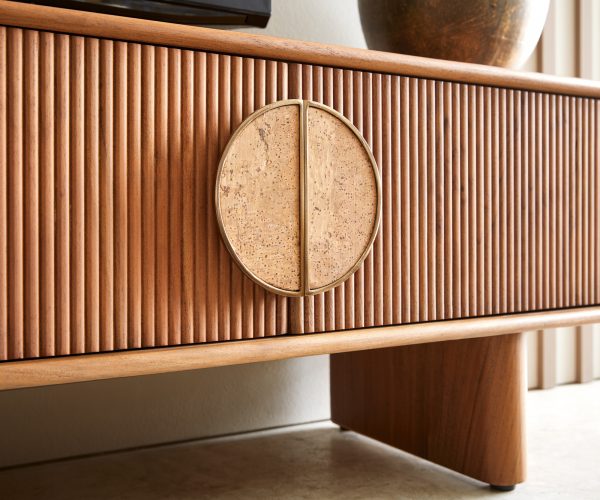 TV stolík Surimu 200 cm akácia svetlohnedá 4 dvierka korkové držadlo drevená podstava - Image 8