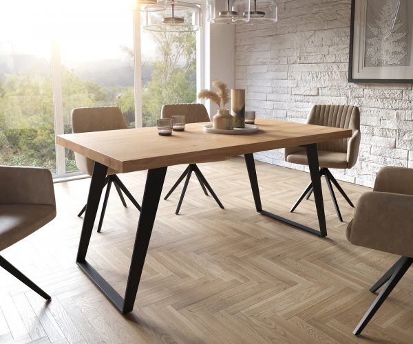 Jedálenský stôl Edge 160x90 cm prírodný dub šikmá podnož kov čierna