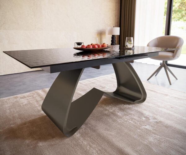Jedálenský stôl Edge 180-220x100 reliéfne sklo dymovo čierne 3D dizajn podstavec v tvare písmena "W" titánové skladanie - Image 5