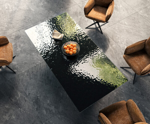 Jedálenský stôl Edge 200x100 reliéfne sklo dymovo čierne 3D dizajn krížová podnož plochá oceľ čierna - Image 5