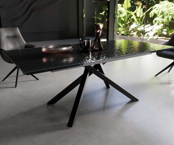 Jedálenský stôl Edge 200-300x100 reliéfne sklo dymová čierna 3D dizajn krížová základňa štvorcová čierna skladacia - Image 5