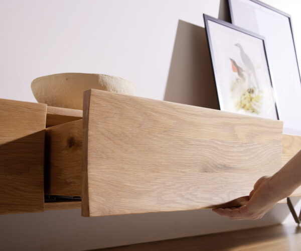 TV stolík Wyatt 220 cm prírodný dub 4 zásuvky podstavec v tvare V kov čierny - Image 4