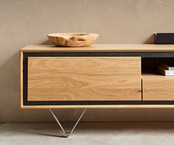 TV stolík Stonegrace 240 cm prírodný dub 2 dvierka 1 priehradka 2 zásuvky kamenná dýha podstavec v tvare V nerezová oceľ - Image 7