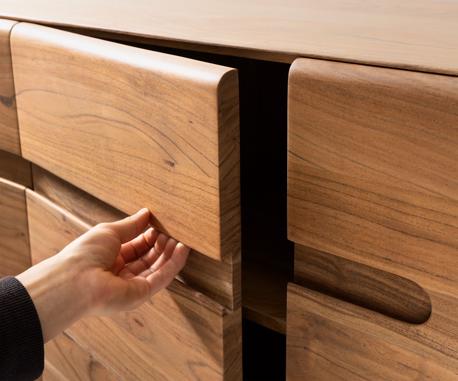 Komoda Anaya 175 cm akácia prírodná 4 dvierka podstava v tvare L nerezová oceľ - Image 6