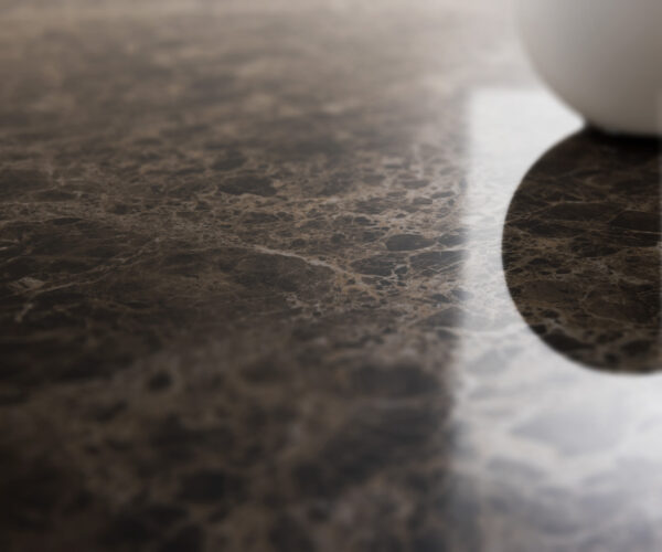 Jedálenský stôl Edge Boot 240x120 Laminam® Emperador Extra Lucidato keramický tmavohnedý Podstavec stĺpa titánový - Image 4