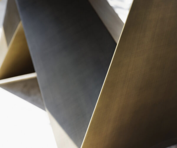 Jedálenský stôl Edge 240x100 prírodná akáciová podnož origami zlatá nepravidelný okraj - Image 5