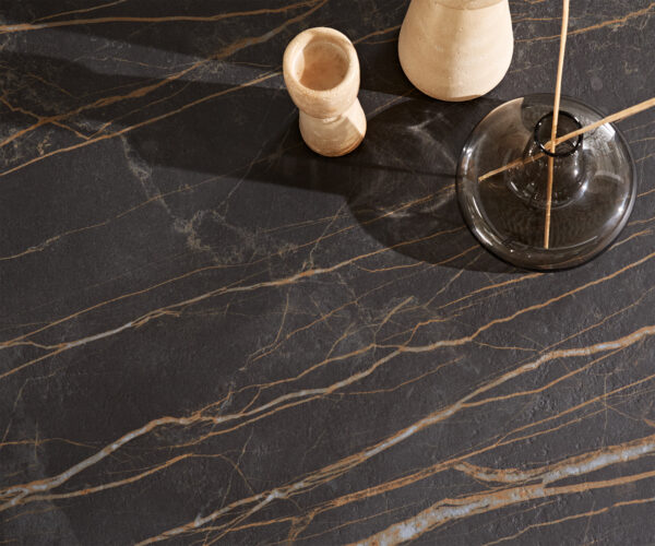 Konferenčný stolík Skafi 100x40 cm keramika Laminam® Noir Desir hnedá metalická strieborná - Image 6