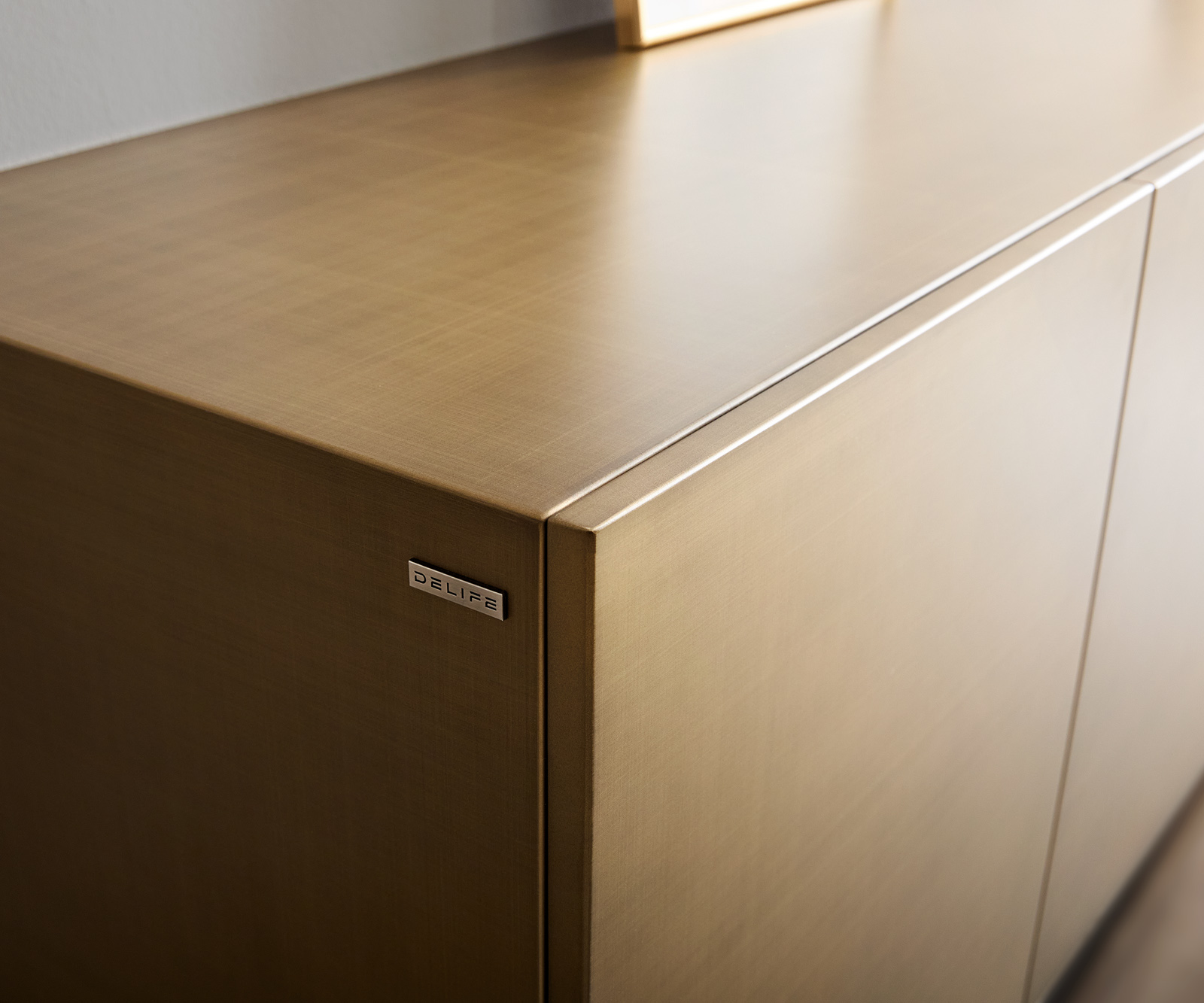 Komoda Aira 200 cm metalická zlatá 4 dvierka akrylová podstava - Image 2