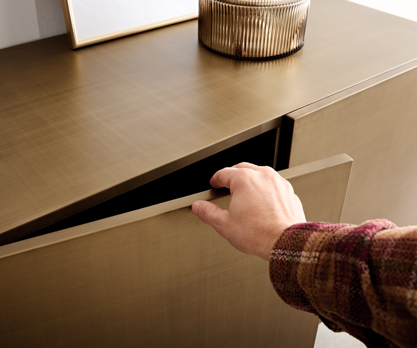 Komoda Aira 200 cm metalická zlatá 4 dvierka akrylová podstava - Image 4