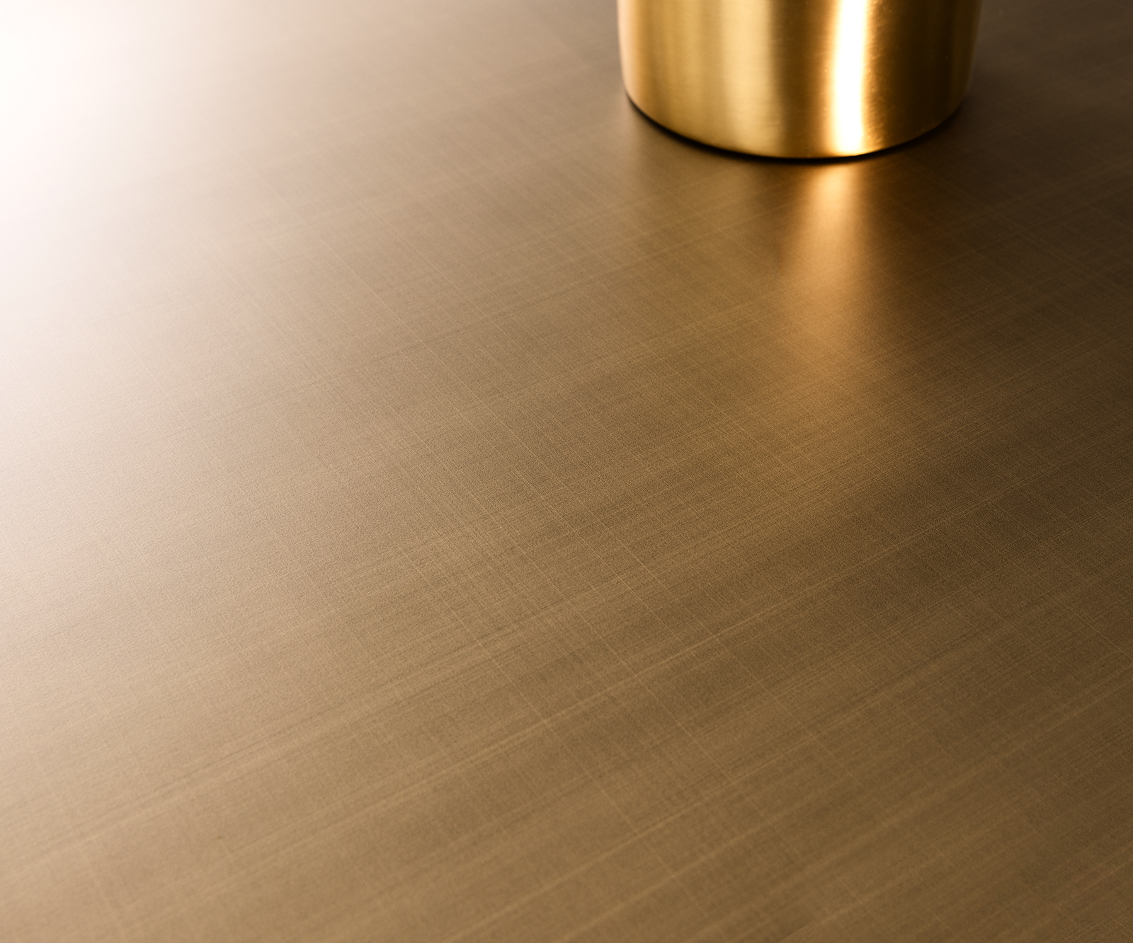 Komoda Aira 200 cm metalická zlatá 4 dvierka akrylová podstava - Image 3