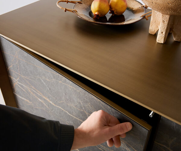 Príborník Yori 200 cm zlatá metalíza 2 dvierka 3 zásuvky akrylová noha keramika Laminam®Noir Desir hnedá - Image 6