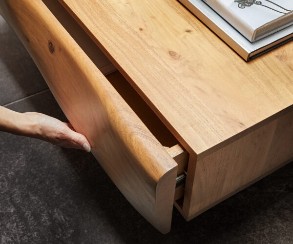 Konferenčný stolík New Live-Edge 80x60 cm prírodná akácia 2 zásuvky behúň z brúsenej nehrdzavejúcej ocele - Image 5