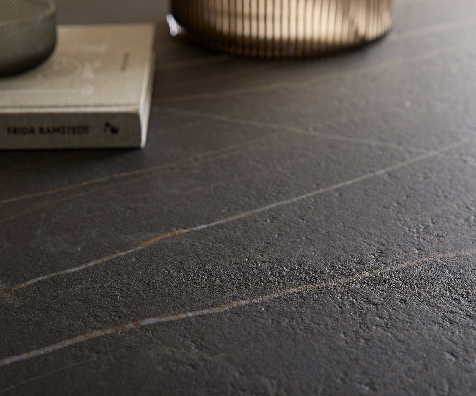 Konferenčný stolík Haru 90x35 cm keramika Laminam® Noir Desir hnedá metalická strieborná - Image 4