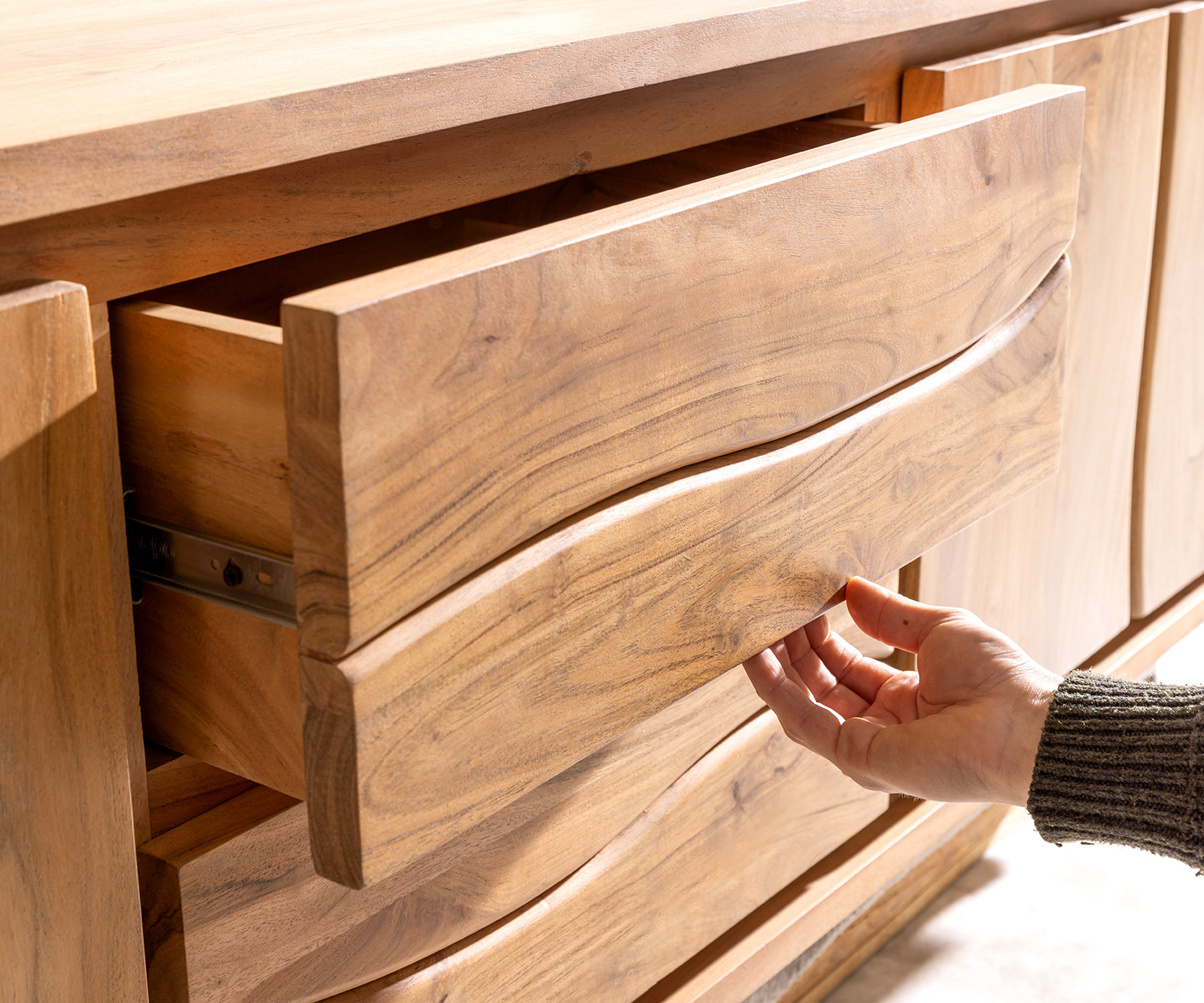 TV stolík Live-Edge 200 cm akácia prírodná 4 dvierka 2 zásuvky - Image 6