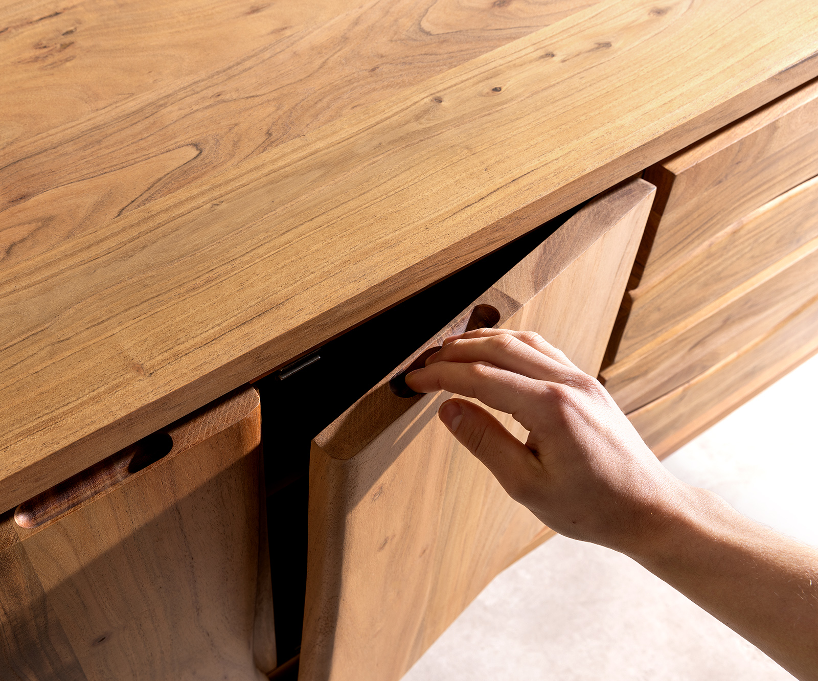 TV stolík Live-Edge 200 cm akácia prírodná 4 dvierka 2 zásuvky - Image 5