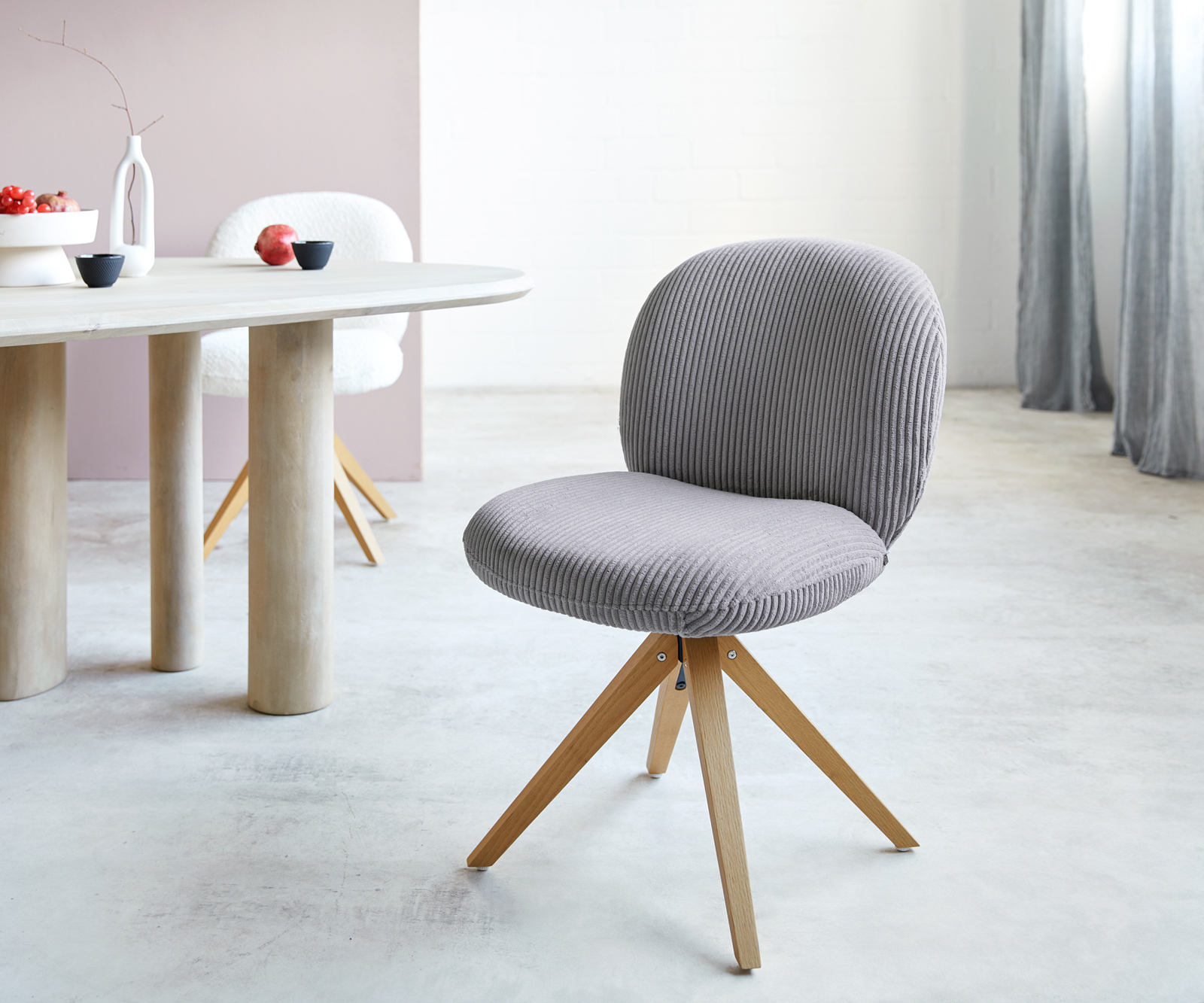 Otočná jedálenská stolička Nube-Flex plyšový manšester strieborno sivá drevená podstava hranatá prírodná 180° otočná vrecková pružina