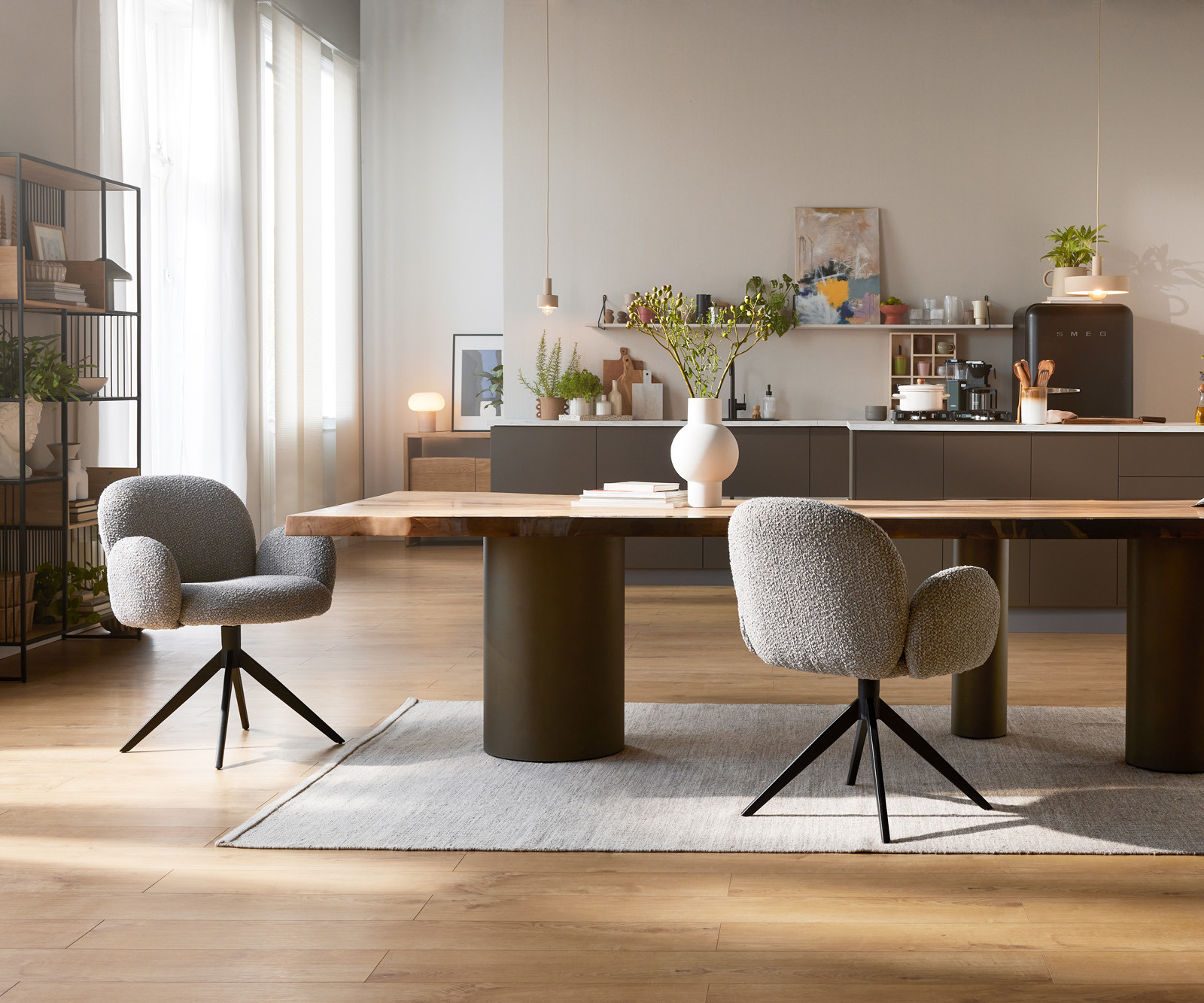 Otočná jedálenská stolička Nube-Flex s opierkami bouclé striebornošedá krížová podstava široká čierna 360° otočná vrecková pružina - Image 4