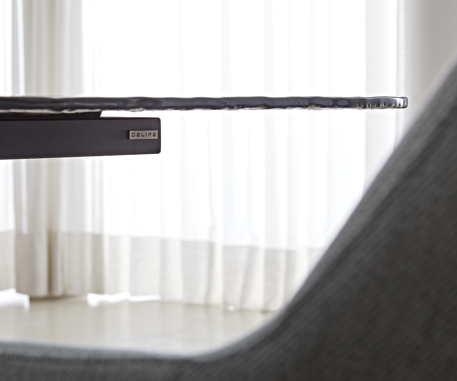 Jedálenský stôl Edge Boot 240x120 reliéfne sklo dymovo čierna 3D dizajn Cono metalická strieborná - Image 6