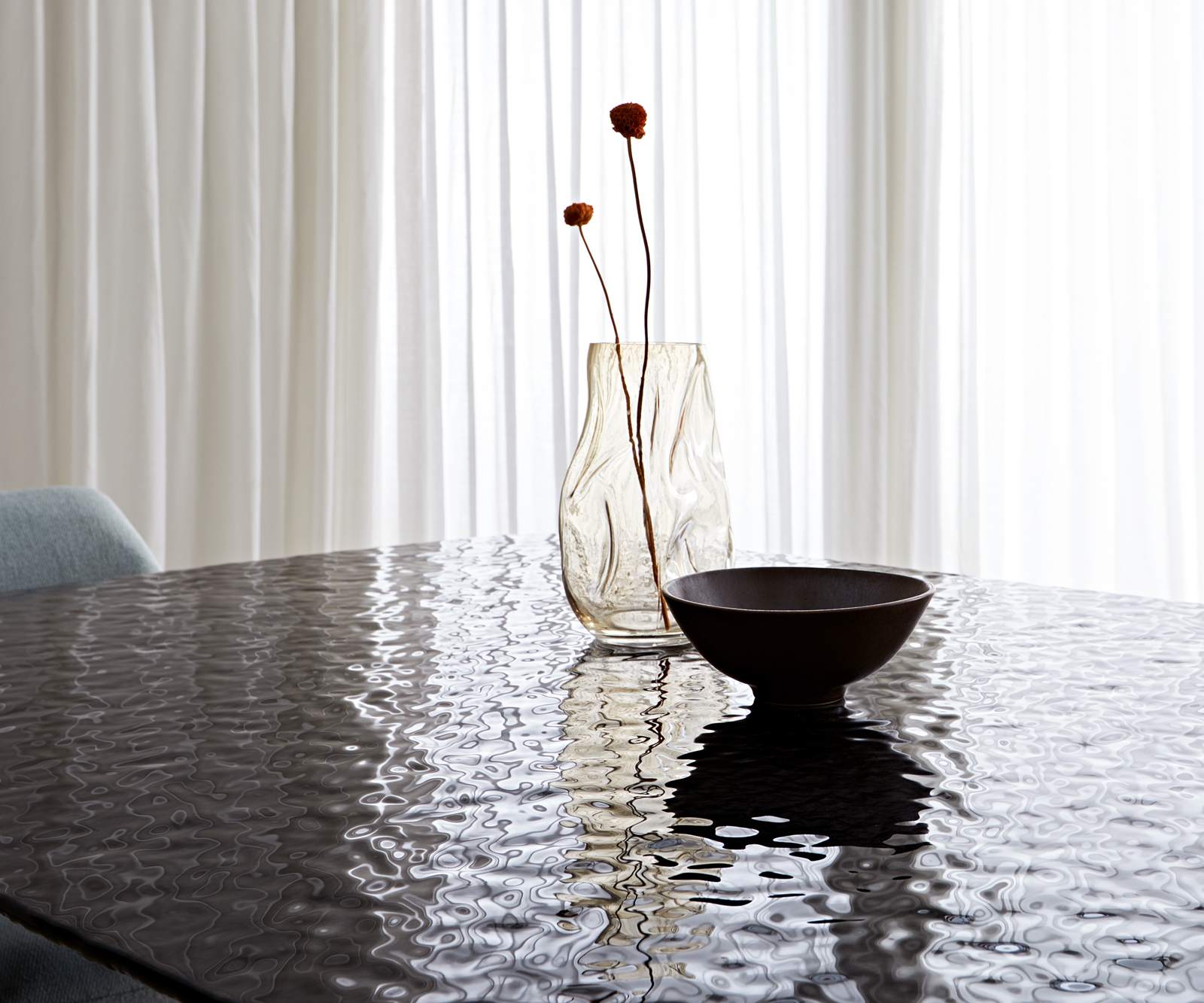 Jedálenský stôl Edge Boot 240x120 reliéfne sklo dymovo čierna 3D dizajn Cono metalická strieborná - Image 5