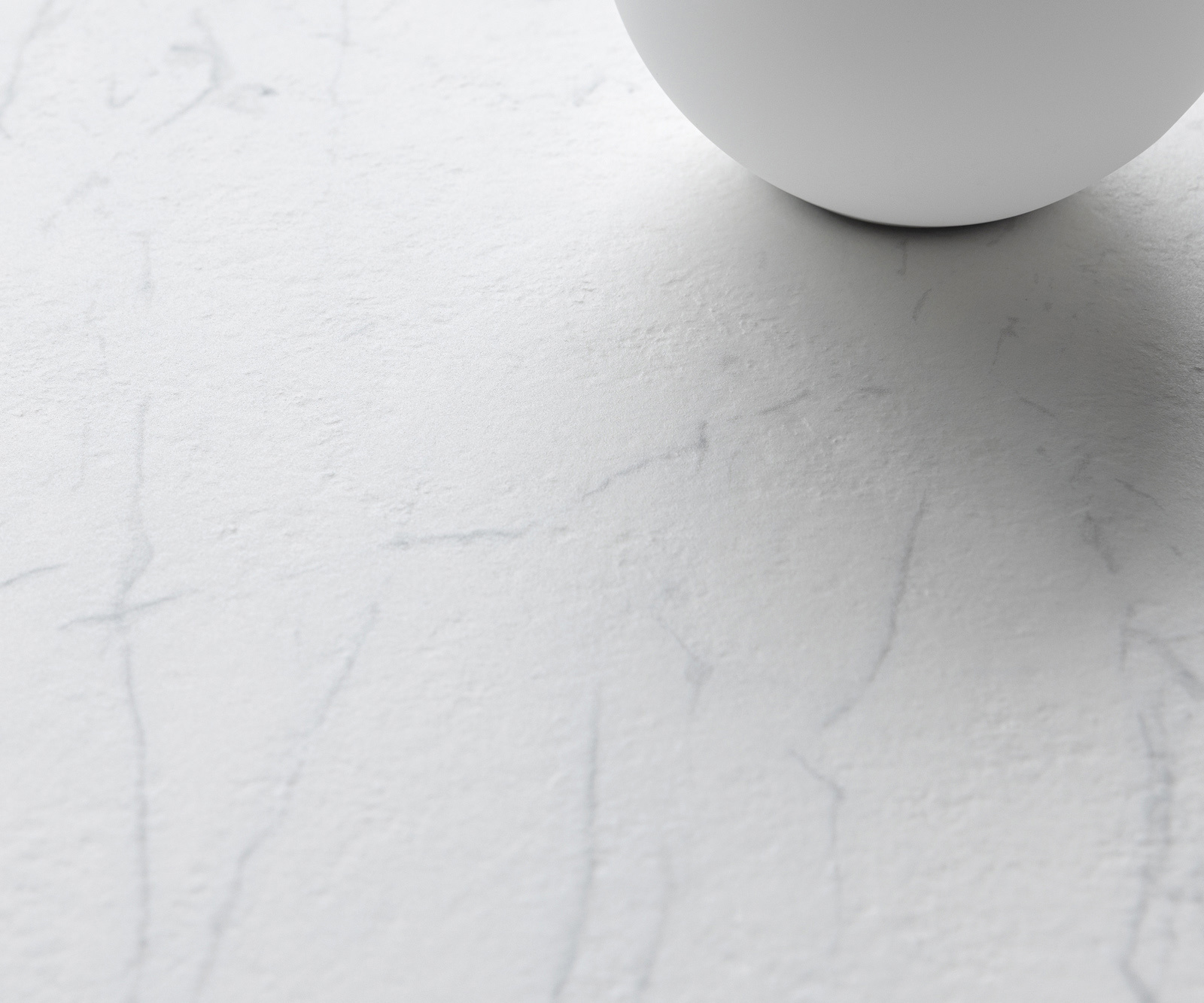 Jedálenský stôl Edge 200x100 cm keramika Laminam® Statuarietto biela podstava v tvare V čierna - Image 5