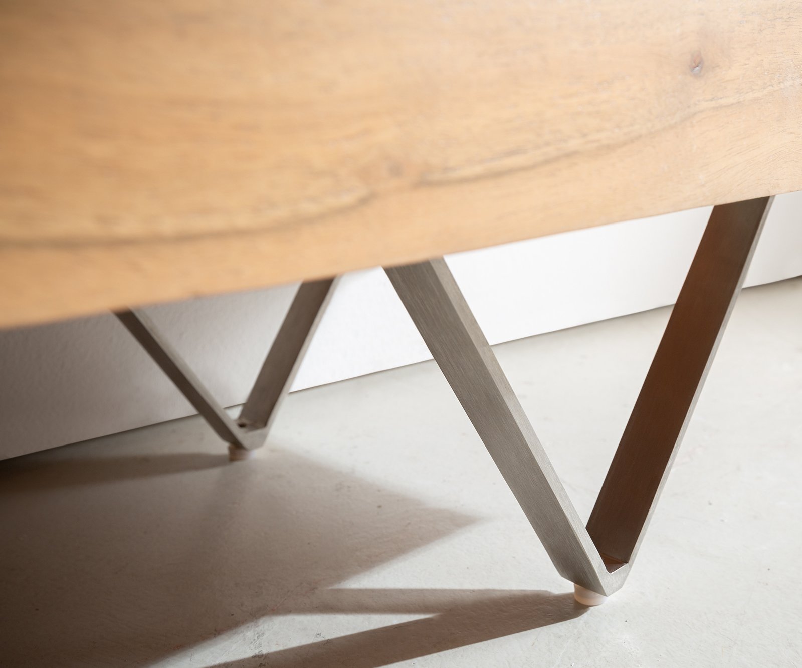 TV stolík Kayu 200 cm akácia prírodná 2 dvierka podstava v tvare V - Image 5