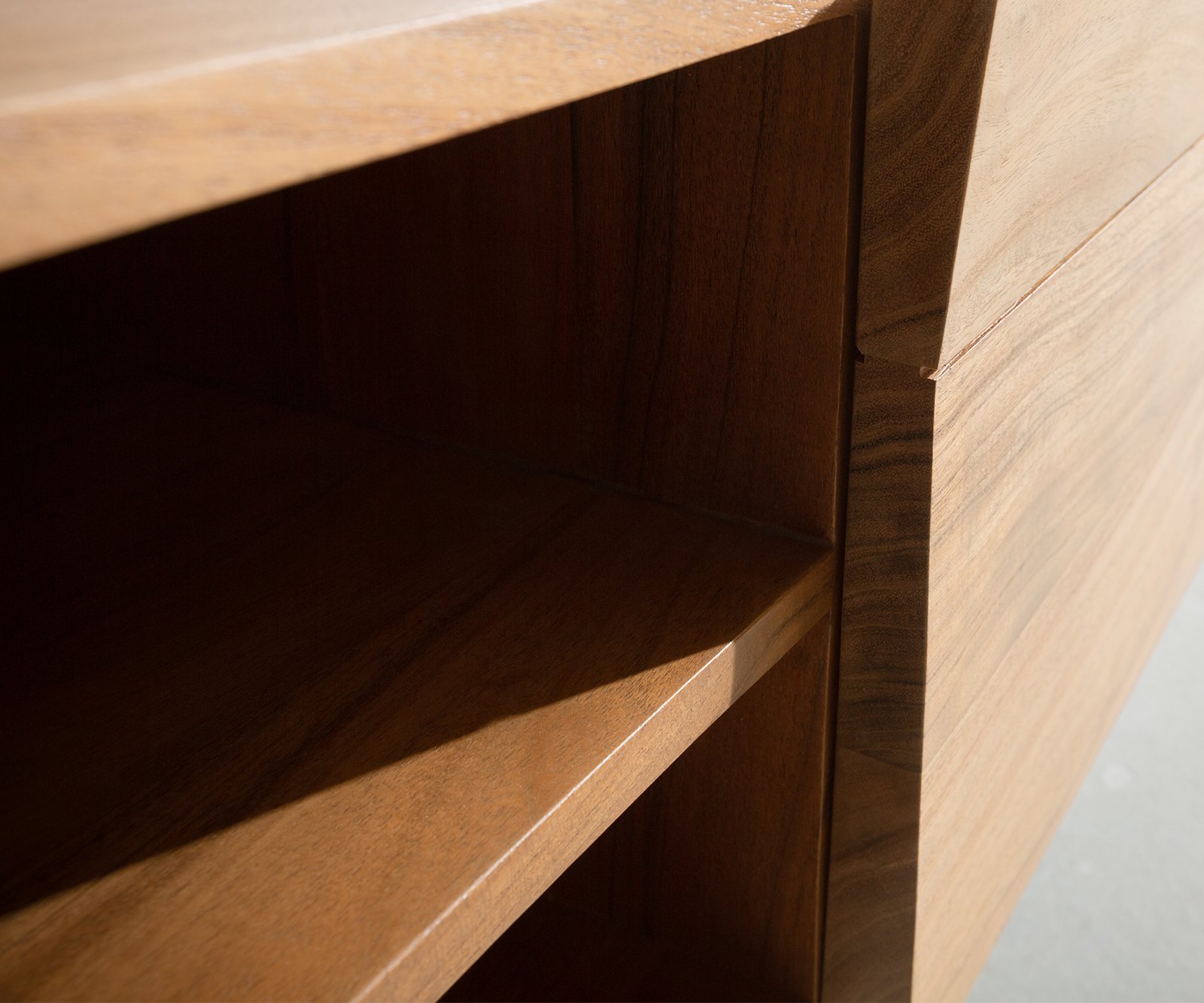 TV stolík Kayu 200 cm akácia prírodná 2 dvierka podstava v tvare V - Image 6