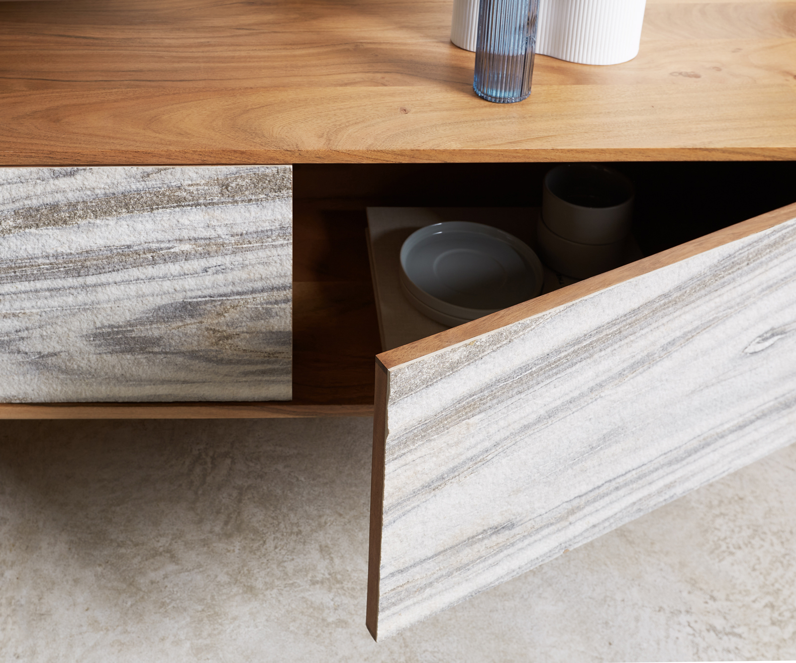 TV stolík Kleo 200 cm akácia prírodná 4 dvierka závesný - Image 7