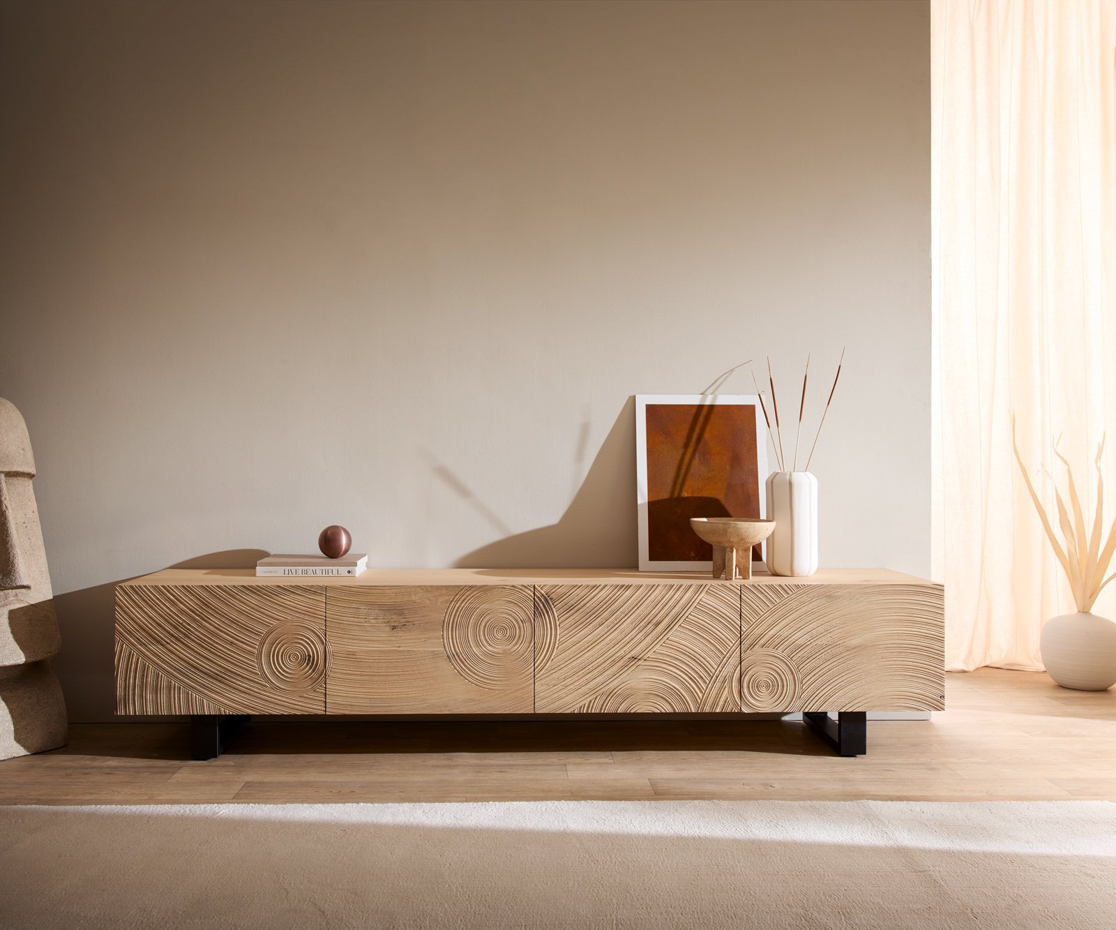 TV stolík Ashara 220 cm dub prírodný 3D efekt 4 dvierka kovová podstava čierna - Image 2