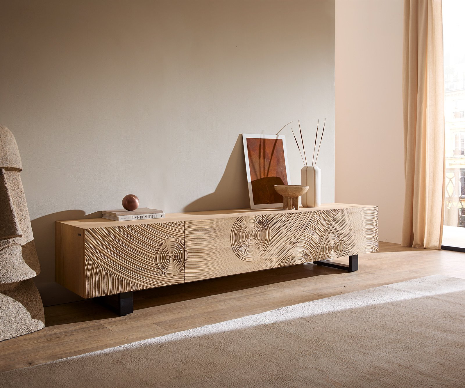 TV stolík Ashara 220 cm dub prírodný 3D efekt 4 dvierka kovová podstava čierna