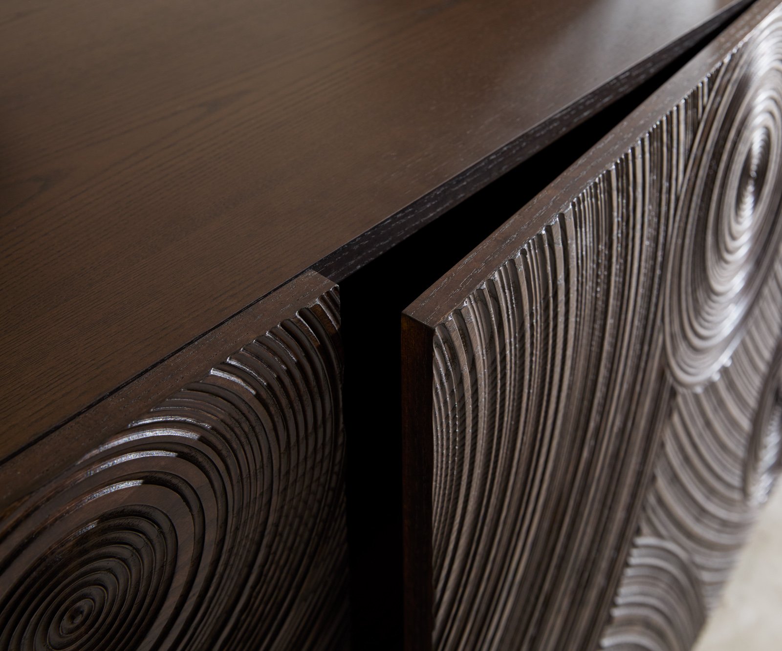 Komoda Ashara 200 cm jaseň tmavohnedá 3D efekt 4 dvierka kovová podstava nerezová oceľ kefovaná - Image 6