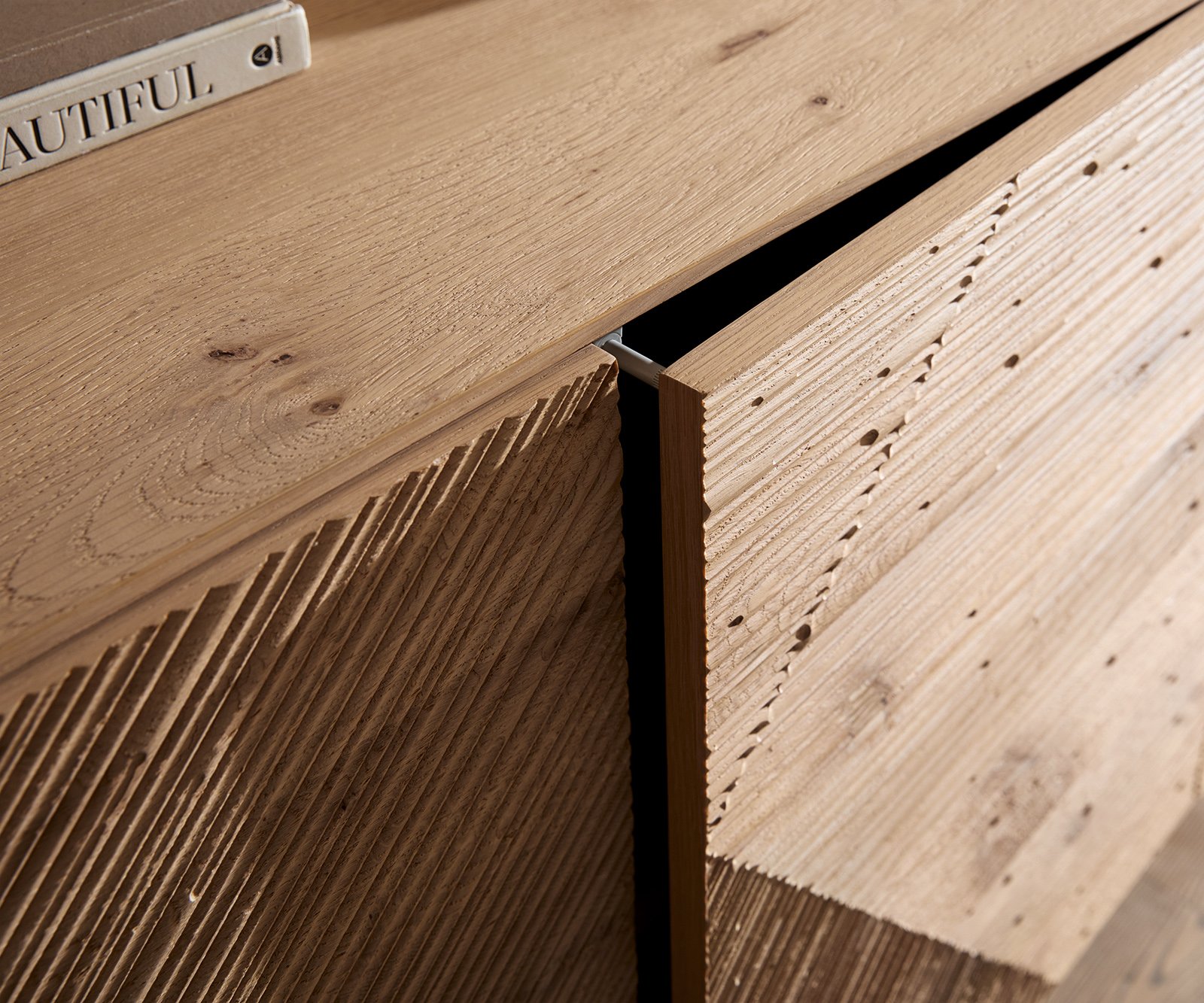 Komoda Tereos 200 cm dub prírodná 3D efekt 4 dvierka podstava v tvare "L" nerezová oceľ kefovaná - Image 4