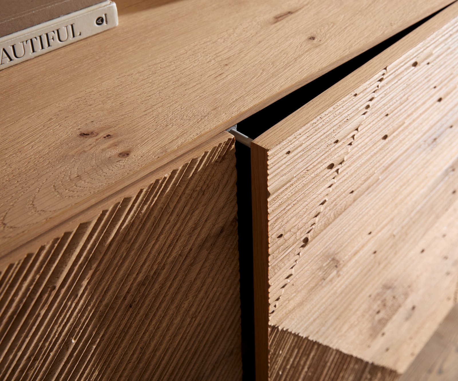 Komoda Tereos 200 cm dub prírodná 3D efekt 4 dvierka kovová podstava čierna - Image 7