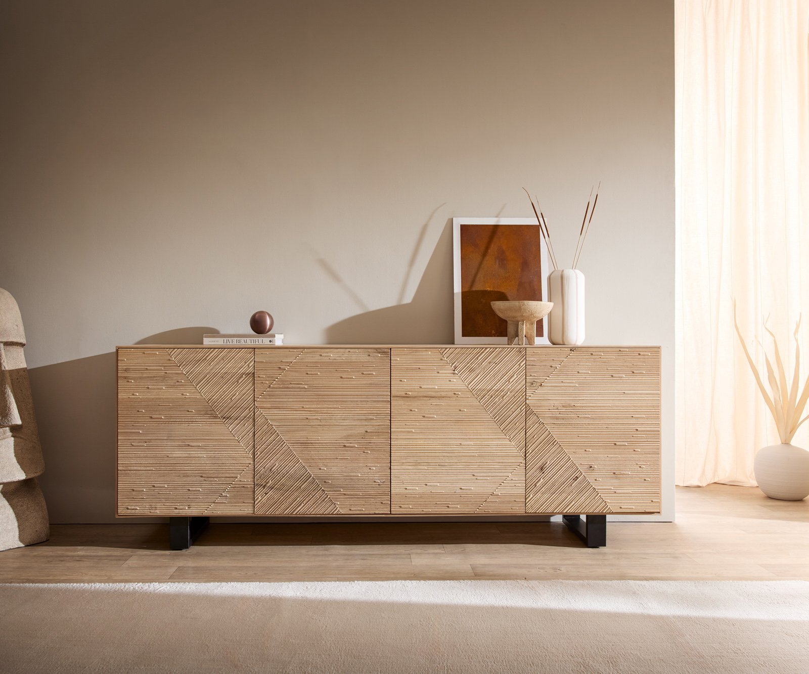 Komoda Tereos 200 cm dub prírodná 3D efekt 4 dvierka kovová podstava čierna - Image 4