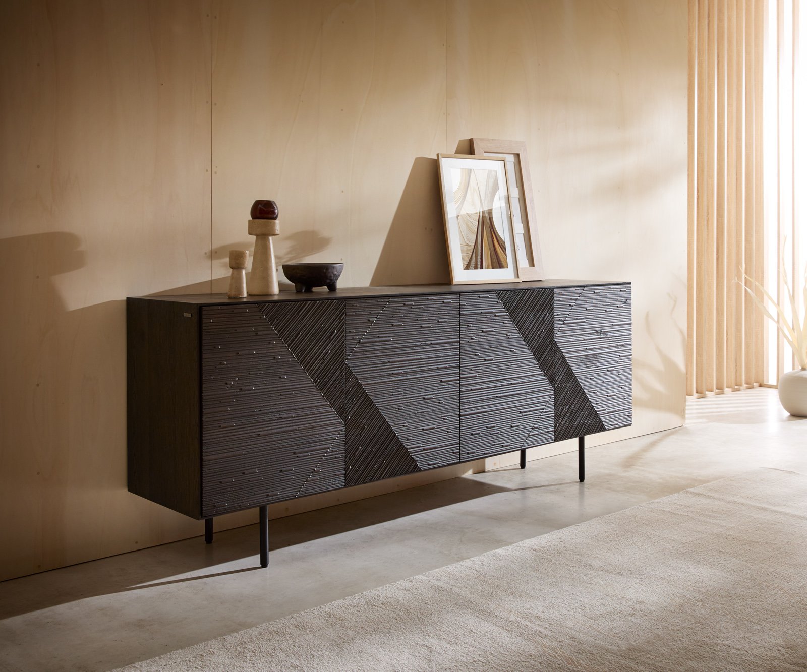 Komoda Tereos 200 cm jaseň tmavohnedá 3D efekt 4 dvierka okrúhla podstava kov čierna