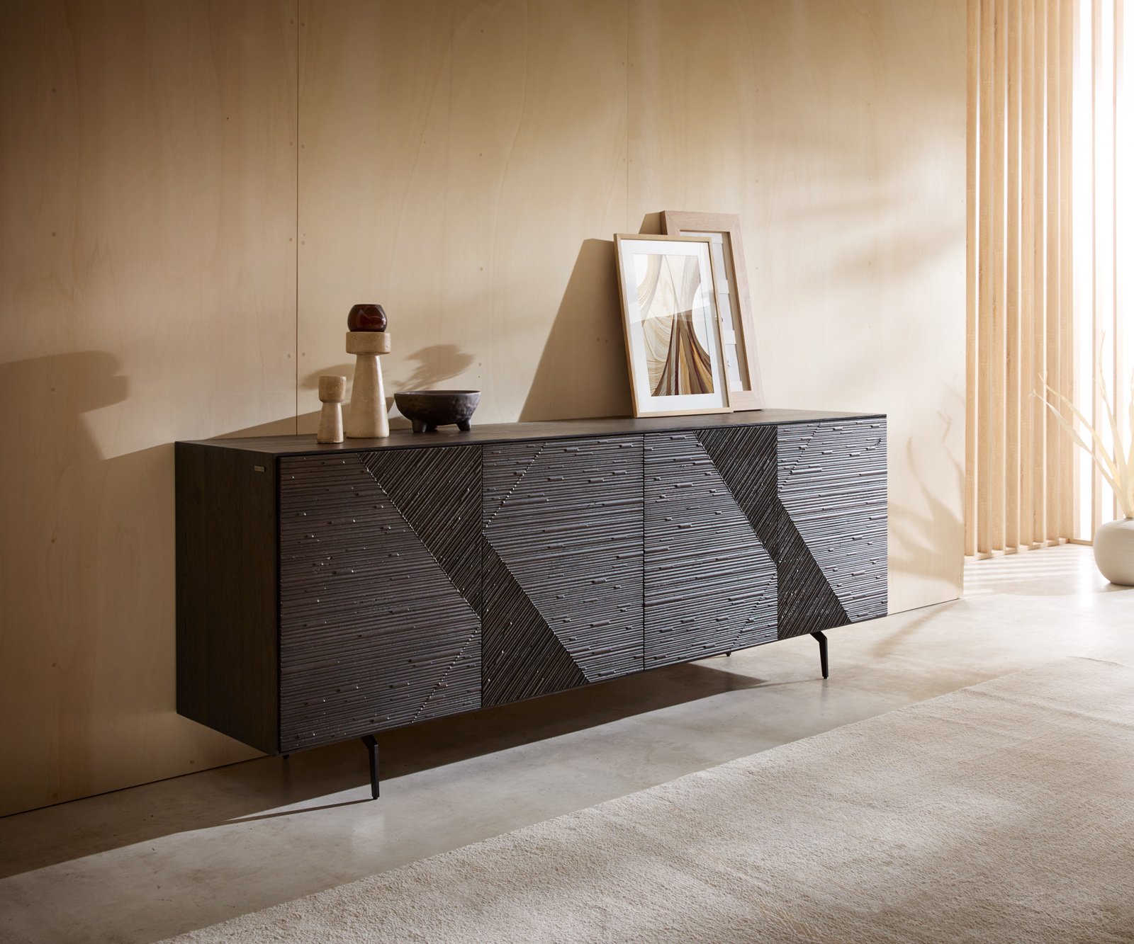 Komoda Tereos 200 cm jaseň tmavohnedá 3D efekt 4 dvierka podstava v tvare L kov čierna