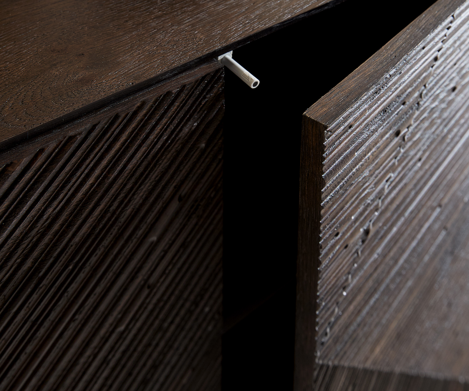 Komoda Tereos 200 cm jaseň tmavohnedá 3D efekt 4 dvierka podstava v tvare L kov čierna - Image 6