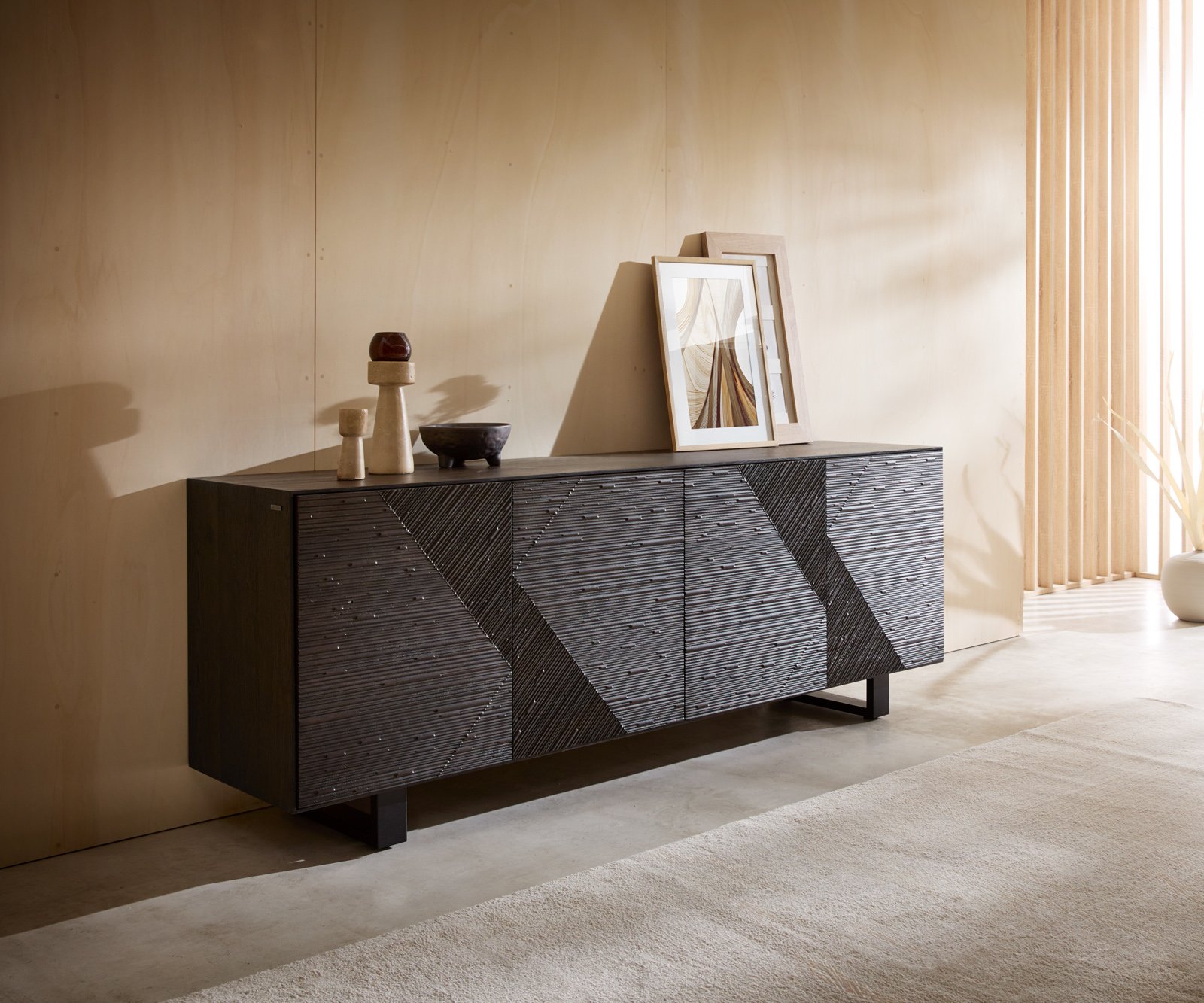 Komoda Tereos 200 cm jaseň tmavohnedá 3D efekt 4 dvierka kovová podstava čierna