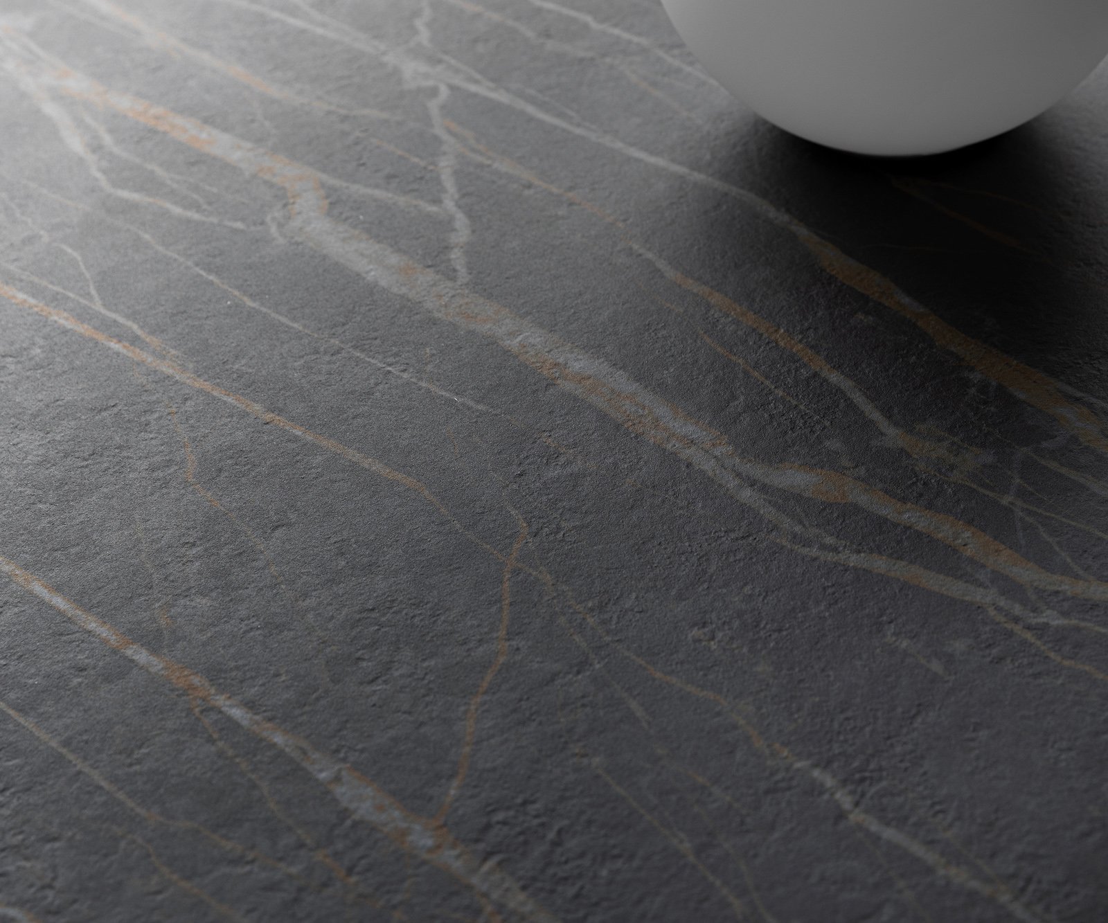 Konferenčný stolík Edge zaoblený tvar 90x90 cm keramika Laminam® Noir Desir hnedá Sarity nerezová oceľ kefovaná - Image 5